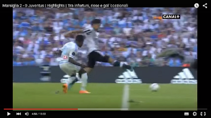 Il momento nel quale Khedira si fa male, cercando d'intercettare il pallone.