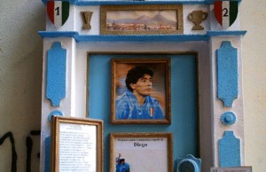 Edicola dedicata a Maradona nei vicoli di Spaccanapoli  (foto: bellaitalia.free.fr)