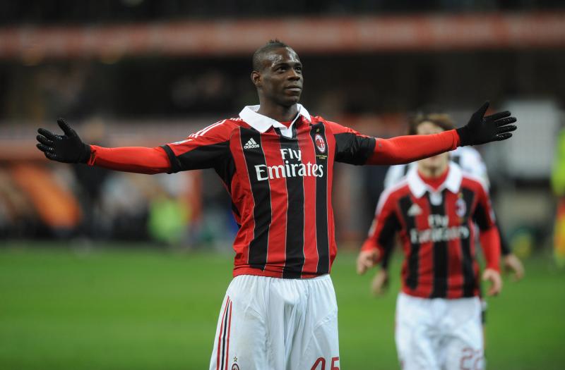 Balotelli esulta dopo un goal in maglia rossonera