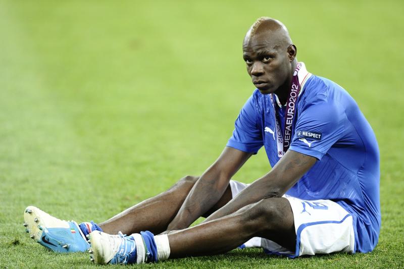 Balotelli consolato da Prandelli dopo la finale Euro2012 persa con la Spagna