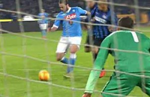 Higuain abbatte Murillo e miranda e raddoppia (foto: libero reporter.it)