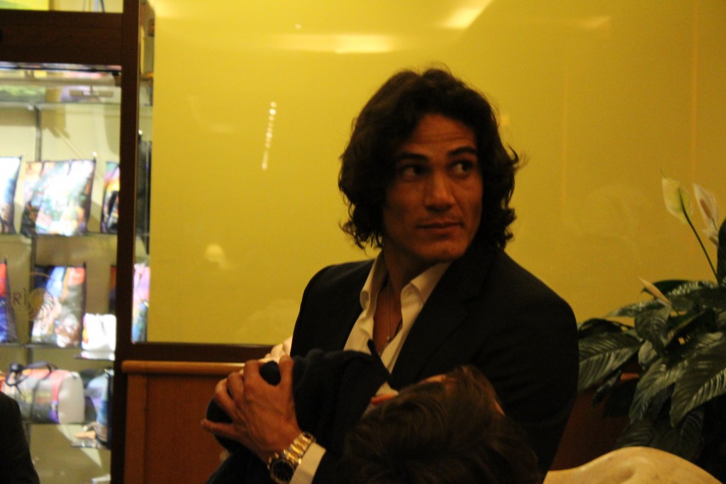 Cavani e il figlio Lucas nella hall del Royal