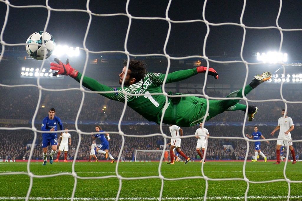 Alisson vola contro il Chelsea