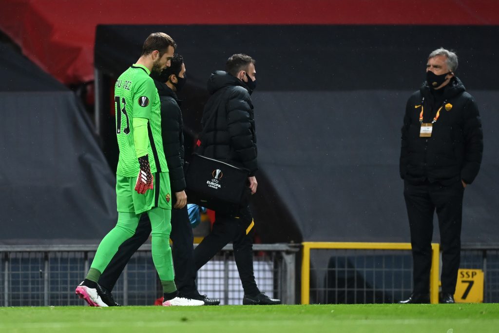 Pau Lopez lascia il campo accompagnato dallo staff
