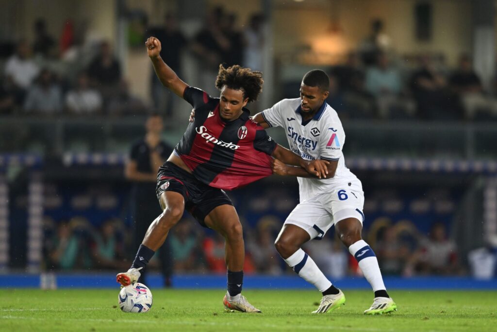 Isak Hien Verona Joshua Zirkzee Bologna duel
