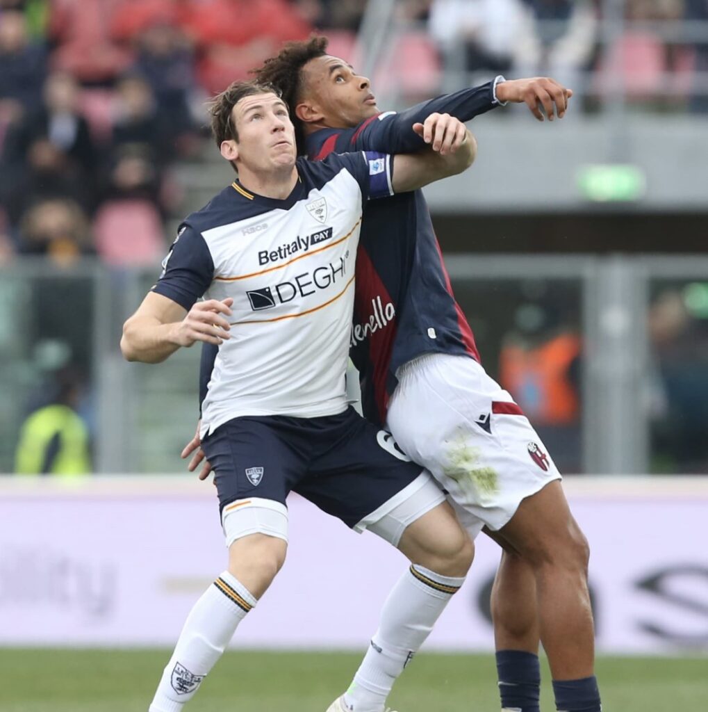 Federico Baschirotto Lecce Joshua Zirkzee Bologna duel